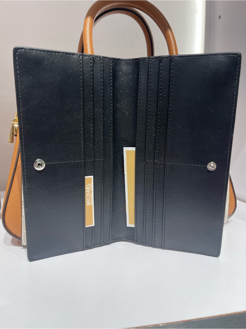 Michael Kors Carson Large Signature Logo Bifold Snap Wallet
Black
NWT - Picture 3 of 16